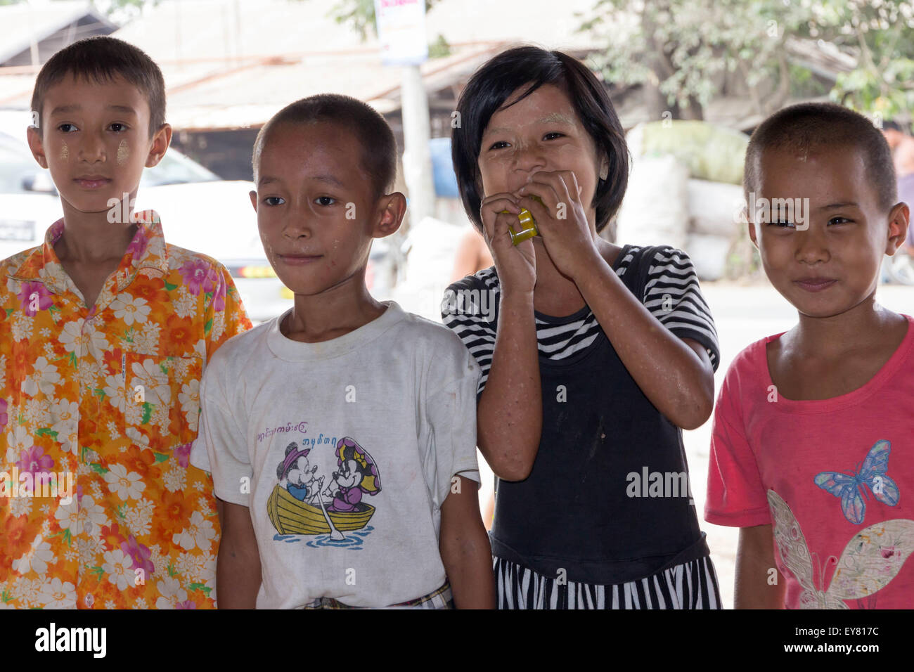 Yangon, Myanmar-May 5° 2014: quattro bambini birmani. I bambini sono curiosi di incontrare gli stranieri. Foto Stock