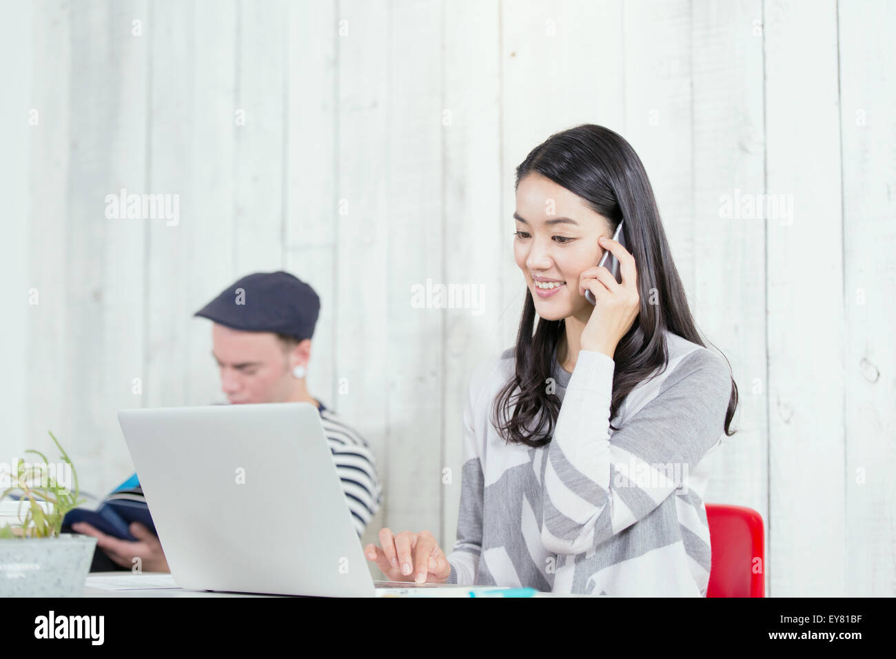 I giovani collaboratori che lavorano in un elegante ufficio Foto Stock
