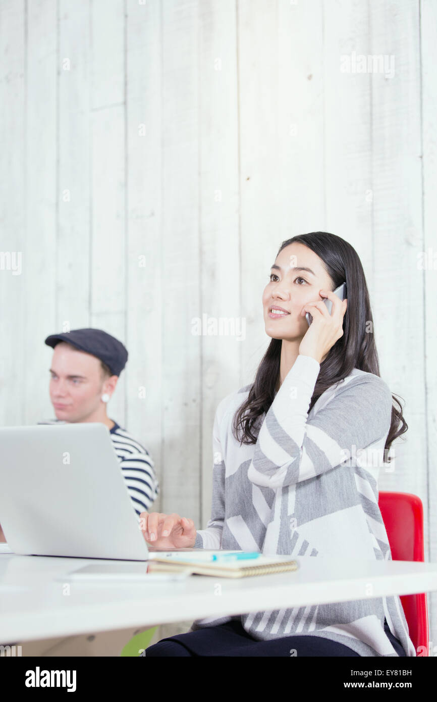 I giovani collaboratori che lavorano in un elegante ufficio Foto Stock