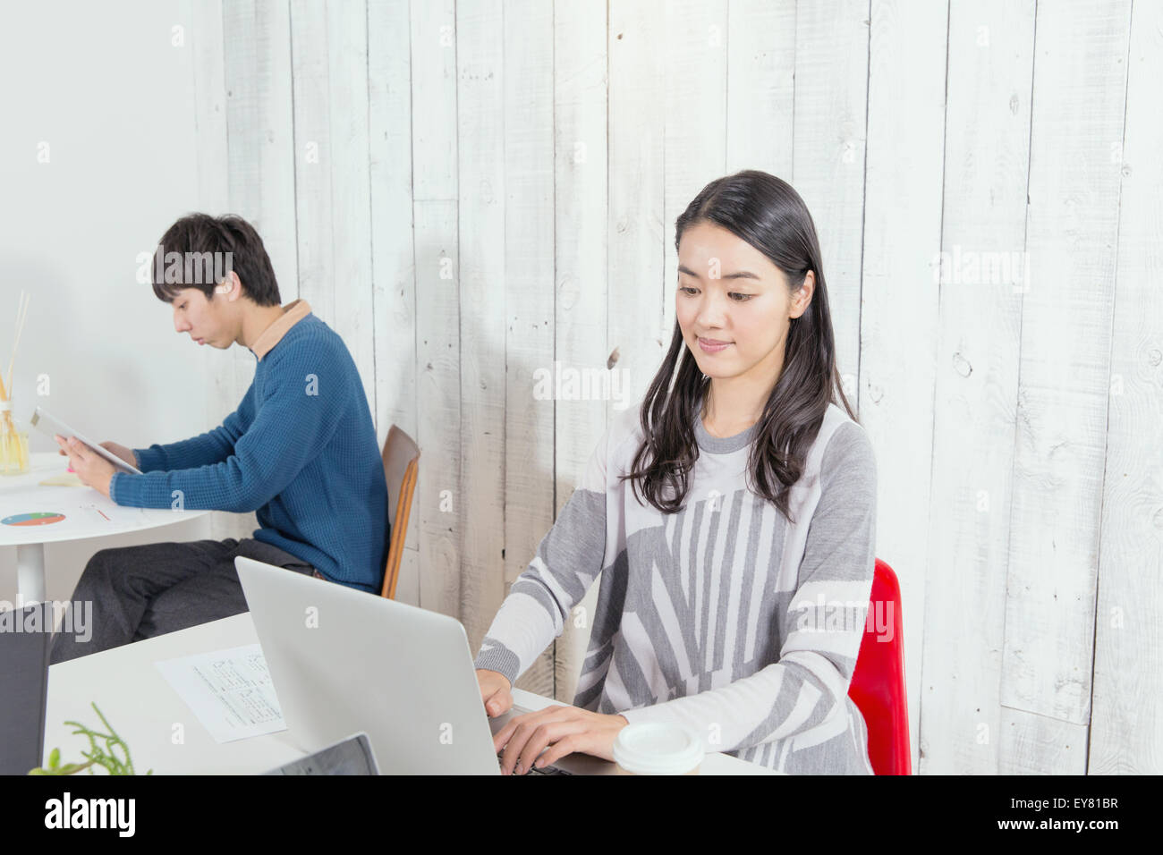 I giovani collaboratori che lavorano in un elegante ufficio Foto Stock