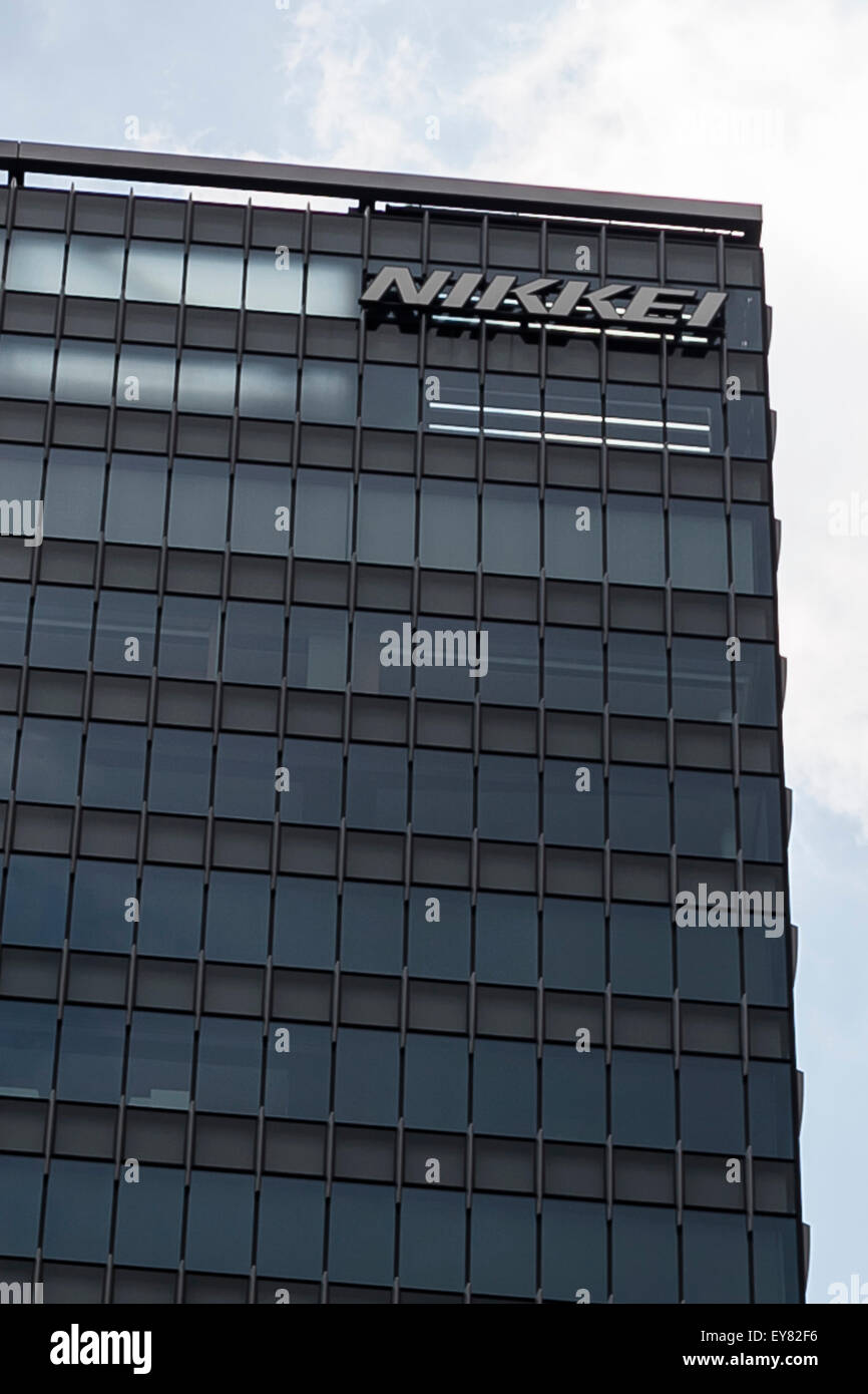 Vista generale del giapponese news organizzazione Nikkei Inc. edificio sulla luglio 24, 2015, Tokyo, Giappone. Nikkei Inc. ha annunciato giovedì 23 luglio il buy-out dei principali quotidiano britannico Financial Times Group dal gruppo dei servizi di formazione di Pearson PLC per 844 milioni di sterline (circa € 1,3 miliardi) con una transazione prevede di chiudere nel quarto trimestre del 2015 e dovrebbe essere uno dei più grandi acquisizioni di imprese oltremare da un giapponese media group mai. © Rodrigo Reyes Marin/AFLO/Alamy Live News Foto Stock