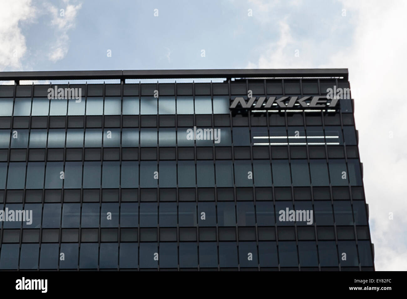 Vista generale del giapponese news organizzazione Nikkei Inc. edificio sulla luglio 24, 2015, Tokyo, Giappone. Nikkei Inc. ha annunciato giovedì 23 luglio il buy-out dei principali quotidiano britannico Financial Times Group dal gruppo dei servizi di formazione di Pearson PLC per 844 milioni di sterline (circa € 1,3 miliardi) con una transazione prevede di chiudere nel quarto trimestre del 2015 e dovrebbe essere uno dei più grandi acquisizioni di imprese oltremare da un giapponese media group mai. © Rodrigo Reyes Marin/AFLO/Alamy Live News Foto Stock