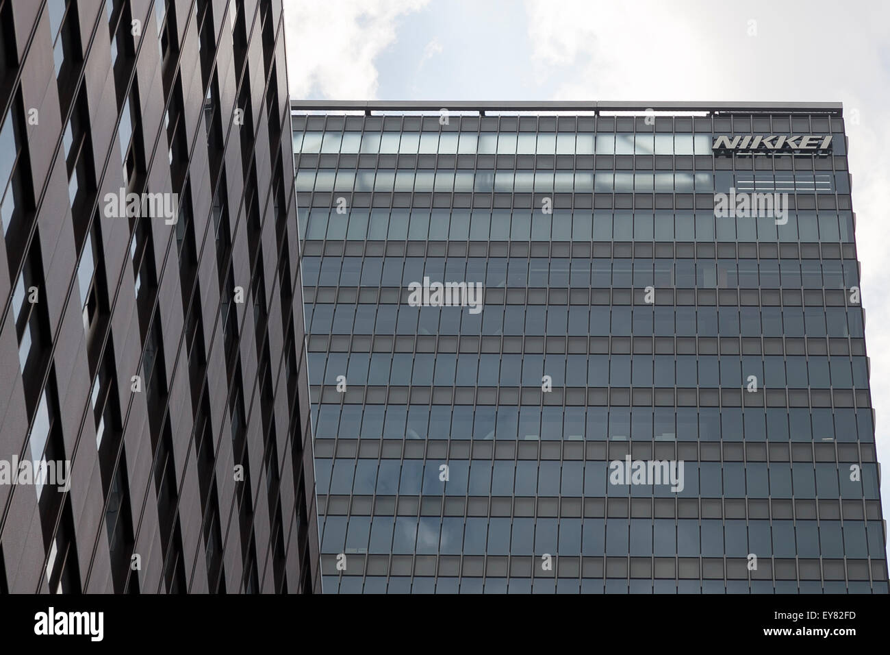 Vista generale del giapponese news organizzazione Nikkei Inc. edificio sulla luglio 24, 2015, Tokyo, Giappone. Nikkei Inc. ha annunciato giovedì 23 luglio il buy-out dei principali quotidiano britannico Financial Times Group dal gruppo dei servizi di formazione di Pearson PLC per 844 milioni di sterline (circa € 1,3 miliardi) con una transazione prevede di chiudere nel quarto trimestre del 2015 e dovrebbe essere uno dei più grandi acquisizioni di imprese oltremare da un giapponese media group mai. © Rodrigo Reyes Marin/AFLO/Alamy Live News Foto Stock