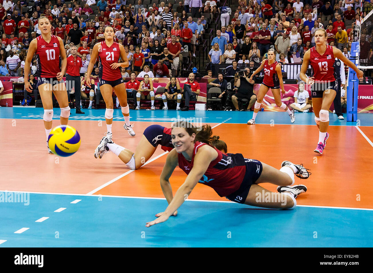 Omaha, NE USA. 23 Luglio, 2015. Stati Uniti d'America Kelly Murphy #12 immersioni per una sfera in azione durante una 2015 FIVB femminile di pallavolo World Grand Prix Finals match tra Italia e Stati Uniti al centro CenturyLink in Omaha, NE.USA ha vinto 25-17, 25-14, 15-25, 25-18. Credito: Cal Sport Media/Alamy Live News Foto Stock