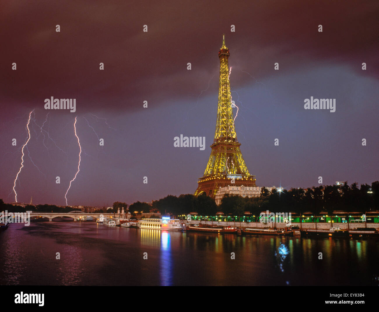 Fulmini e tempesta su Parigi di notte con la Torre Eiffel e il Fiume Senna. Questa immagine non viene migliorata digitalmente. È reale. Foto Stock