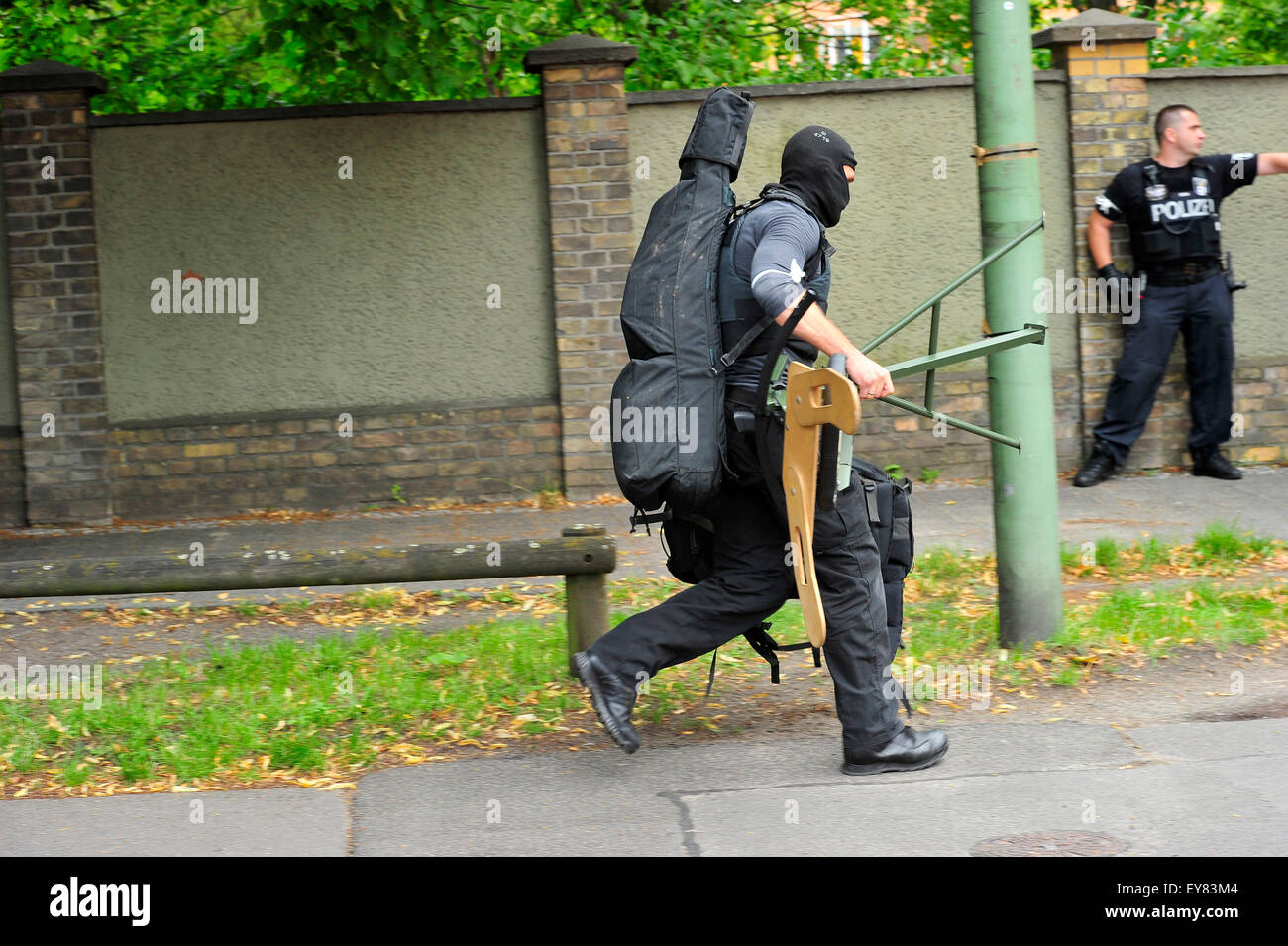 Berlino, Germania. Luglio 23, 2015. - La polizia di Berlino e dei Vigili del Fuoco di dimostrare la loro abilità nel trattare le situazioni con ostaggi durante una messa in scena realistica in ostaggio trapano./picture alliance Foto Stock