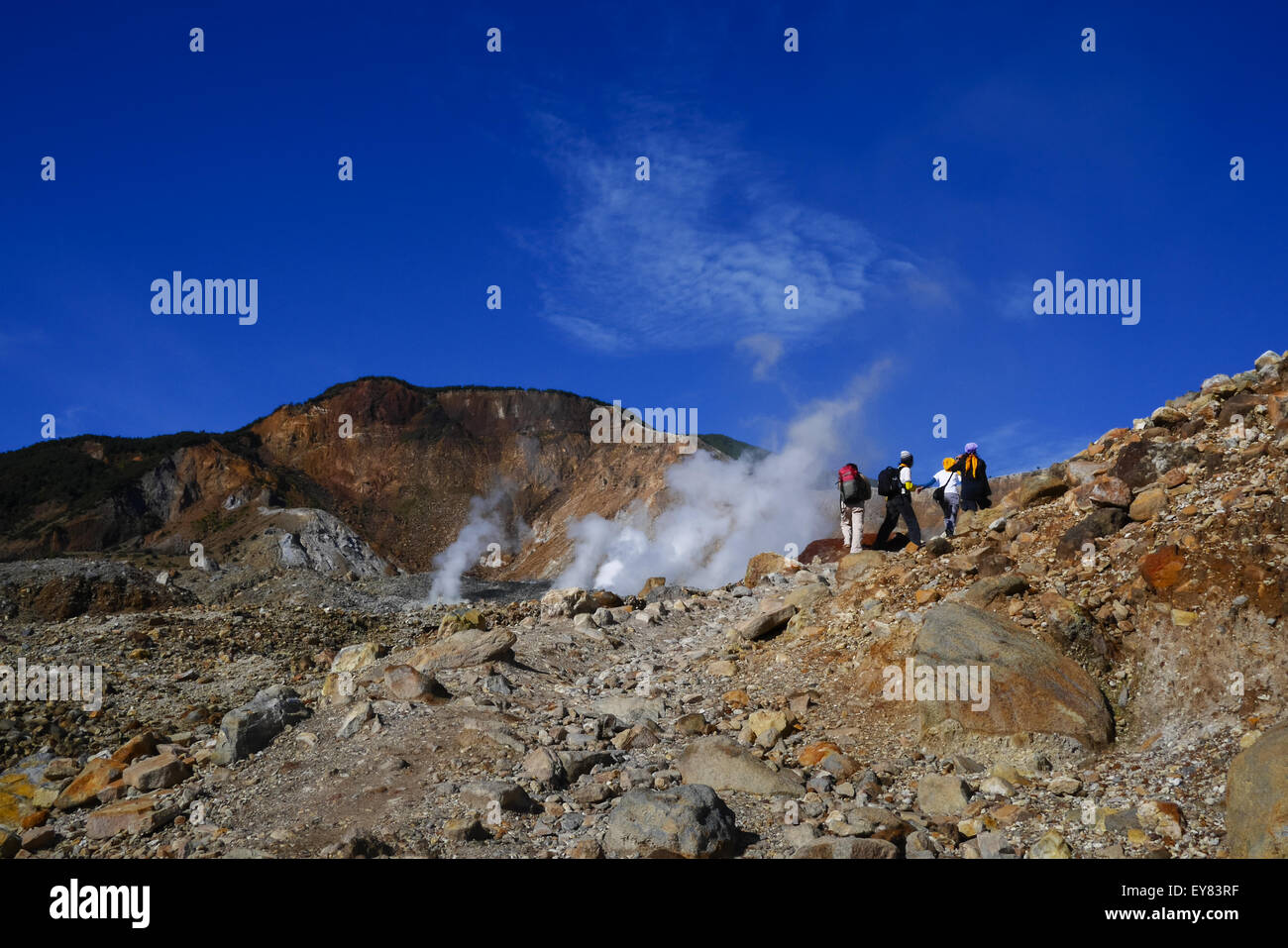 Persone di passaggio Mount Papandayan cratere del vulcano. Foto Stock