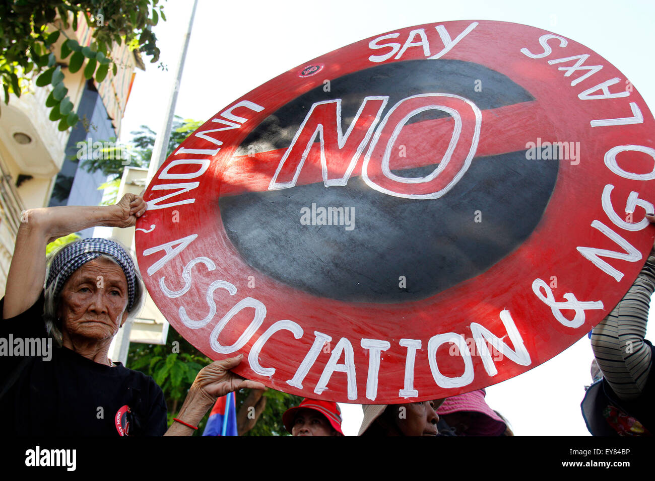 Phnom Penh Cambogia. Il 24 luglio, 2015. Persone protestano contro un progetto di legge sulle associazioni e organizzazioni non governative (ONG) di fronte al Senato in Phnom Penh Cambogia, 24 luglio 2015. Il Senato cambogiano, o della parte superiore della casa, il venerdì ha dato l'approvazione finale per un controverso progetto di legge sulle associazioni e ONG dopo l assemblea nazionale, o la camera bassa, passato dieci giorni fa. Credito: Sovannara/Xinhua/Alamy Live News Foto Stock