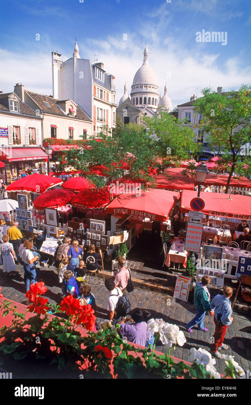 Opere d'arte, artisti, cafè, negozi e turisti a Place du Tertre con il Sacro Cuore a Montmartre a Parigi Foto Stock