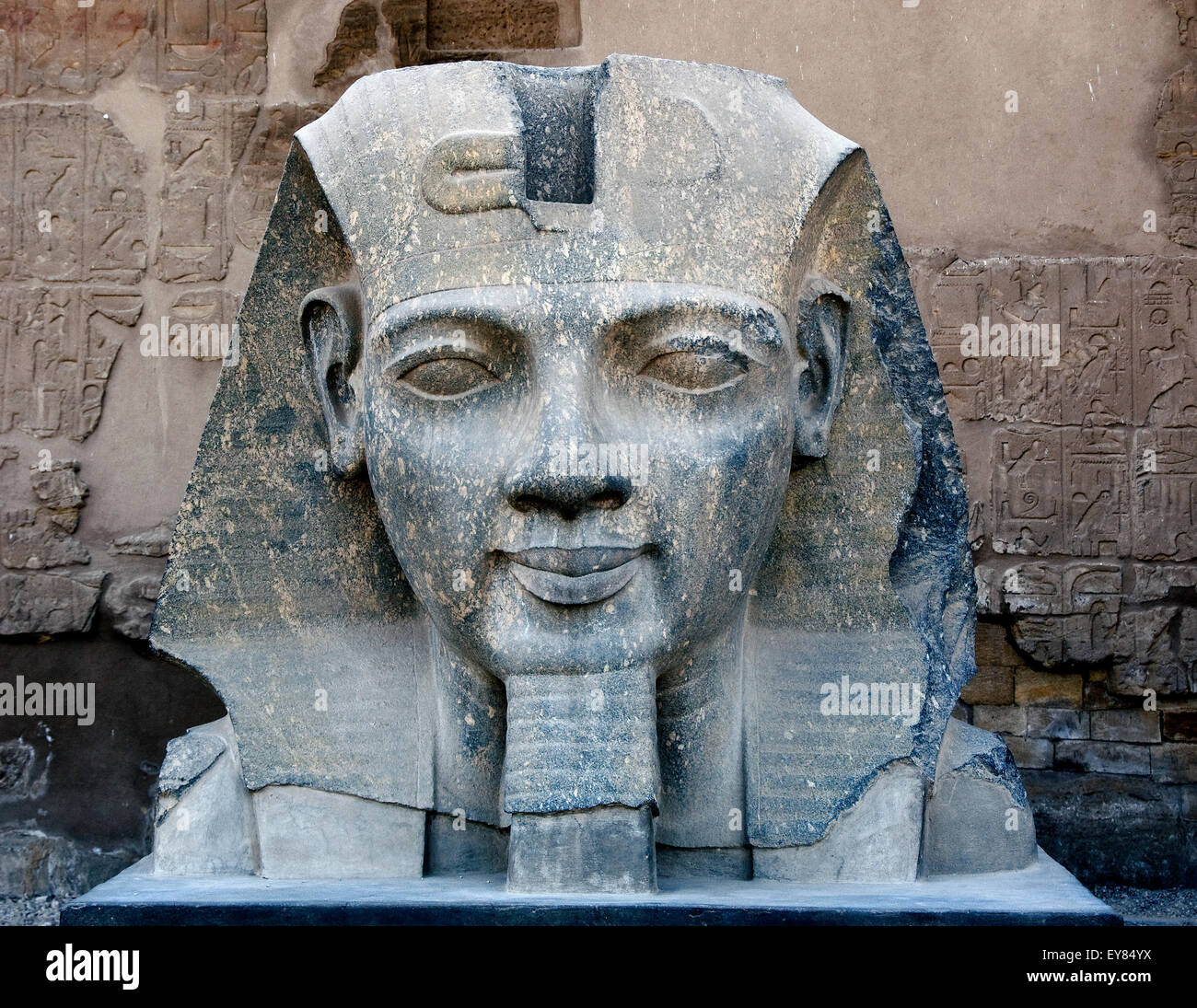 Luxor, Egitto. Tempio di Luxor: la grande testa del faraone Ramses II il Grande (1303-1212 a.C.) Foto Stock