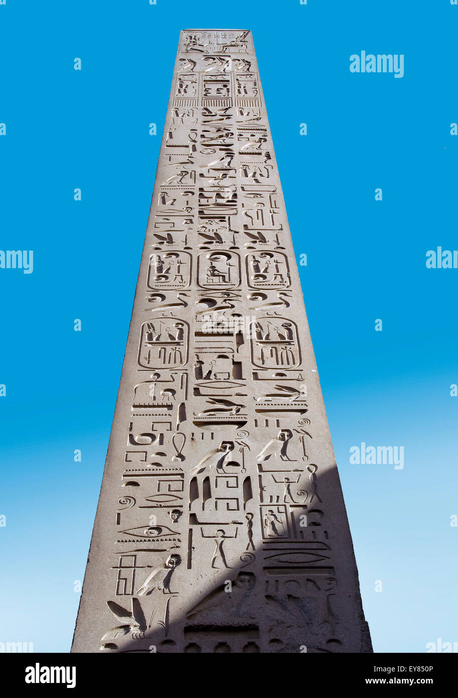 Luxor, Egitto. Tempio di Luxor: la meravigliosa obelisco di Ramses II il Grande (1303-1212 a.C.) in prossimità del primo pilone Foto Stock