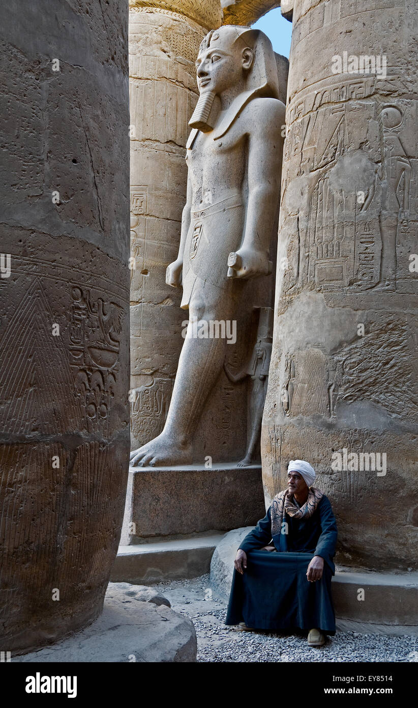 Luxor, Egitto. Tempio di Luxor: una gigantesca statua del faraone Ramses II (1303-1212 a.C.) nel cortile. Foto Stock