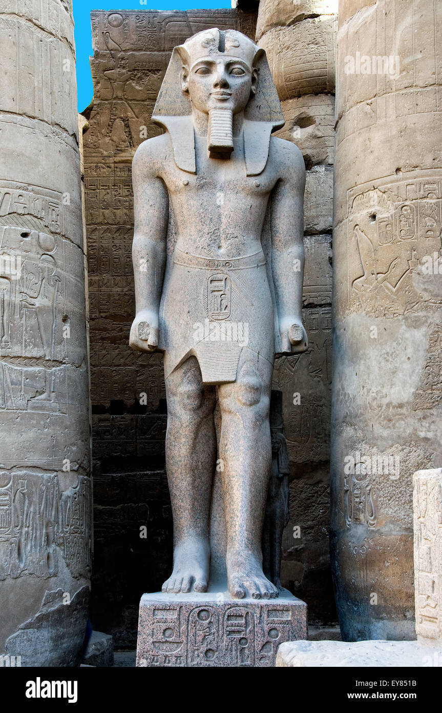 Luxor, Egitto. Tempio di Luxor: una gigantesca statua del faraone Ramses II (1303-1212 a.C.) nel cortile. Foto Stock