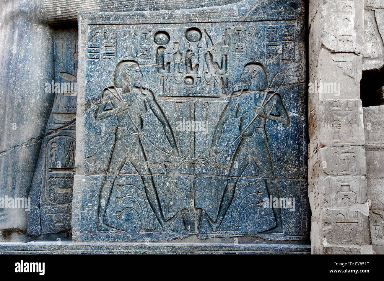 Luxor, Egitto. Tempio di Luxor: rilievo sulla base della gigantesca statua del faraone Ramses II (1303-1212 a.C.) Foto Stock