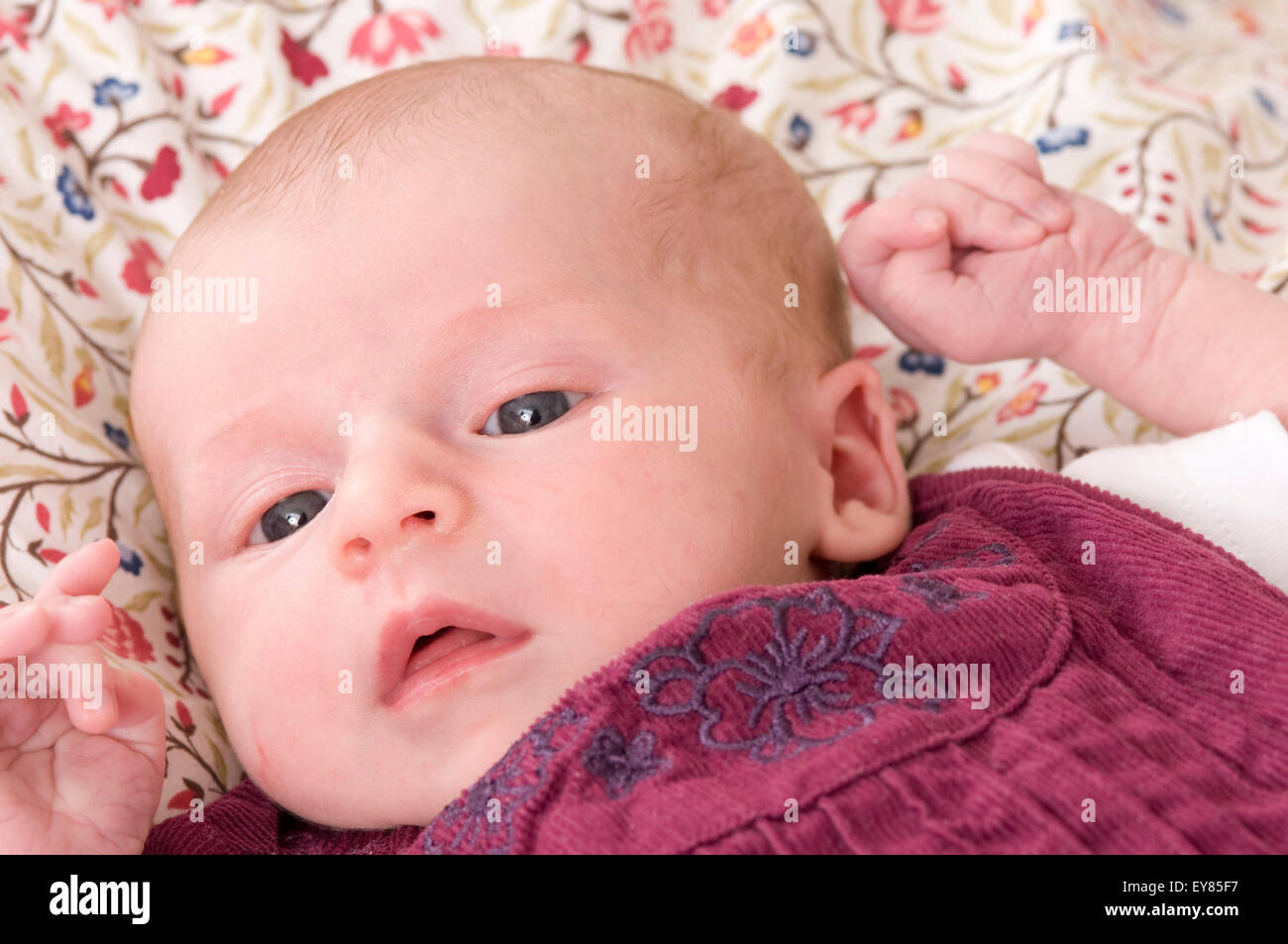 Ritratto di neonato ragazza distesa sul letto svegli Foto Stock