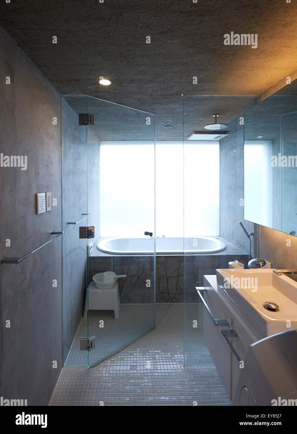 Bagno. Casa Katsutadai, Chiba, Giappone. Architetto: Yuko Nagayama e Associates, 2015. Foto Stock