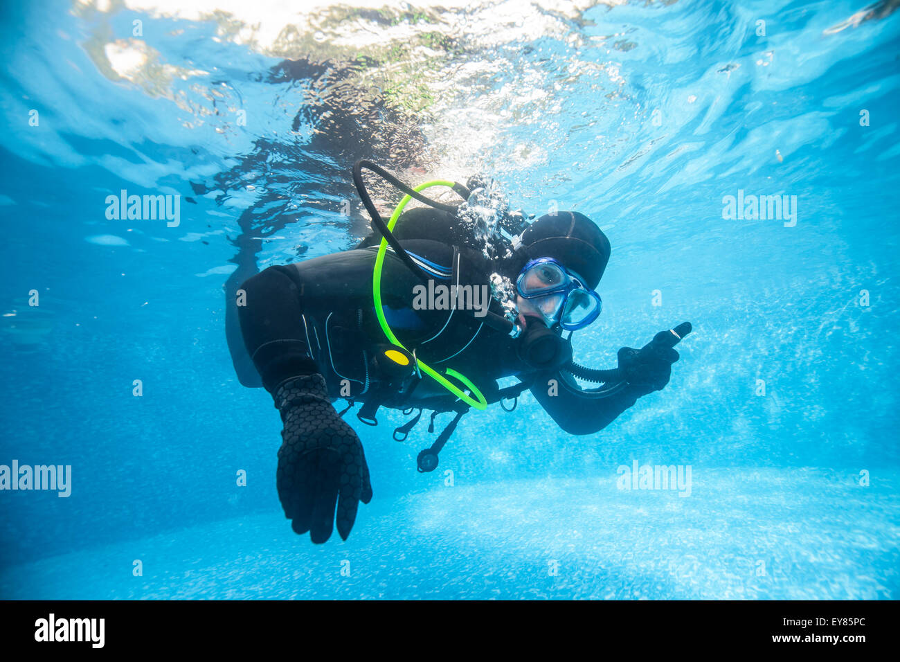 Operatore subacqueo in piscina Foto Stock