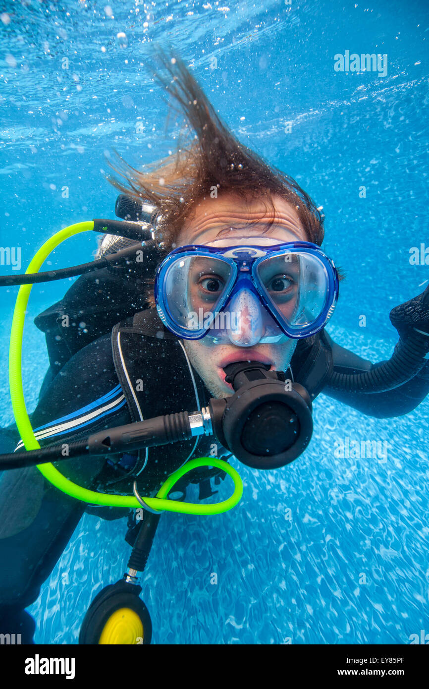 Operatore subacqueo in piscina Foto Stock