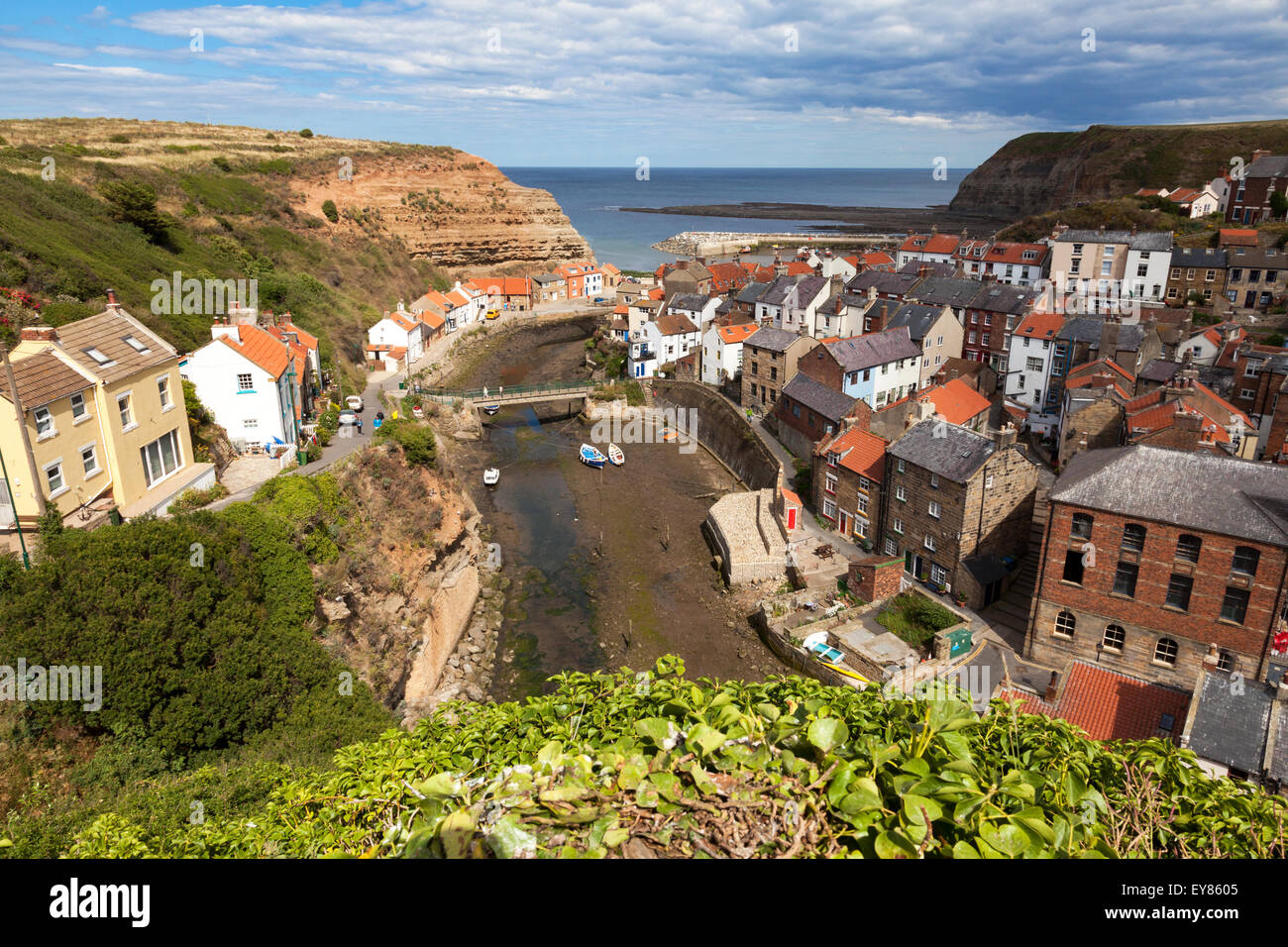 Staithes, North Yorkshire, Inghilterra, Regno Unito Il 23 luglio 2015. Il sole di giorno e le alte temperature di 19C nel pittoresco villaggio di pescatori di Staithes sulla North Yorkshire costa. Staithes più famoso residente è stato il capitano James Cook che vivevano nel villaggio mentre lavora come un grande magazzino di alimentari apprendista nel 1745-46 prima di muoversi verso il vicino a Whitby per entrare a far parte della Royal Navy Credito: Mark Richardson/Alamy Live News Foto Stock
