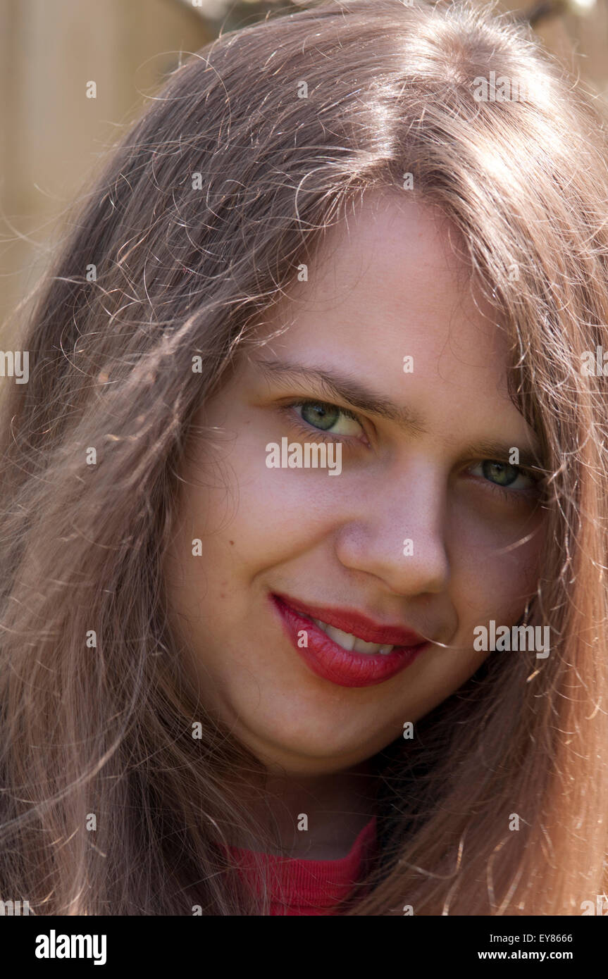 Close-up ritratto di ragazza adolescente che indossa un rossetto rosso Foto Stock