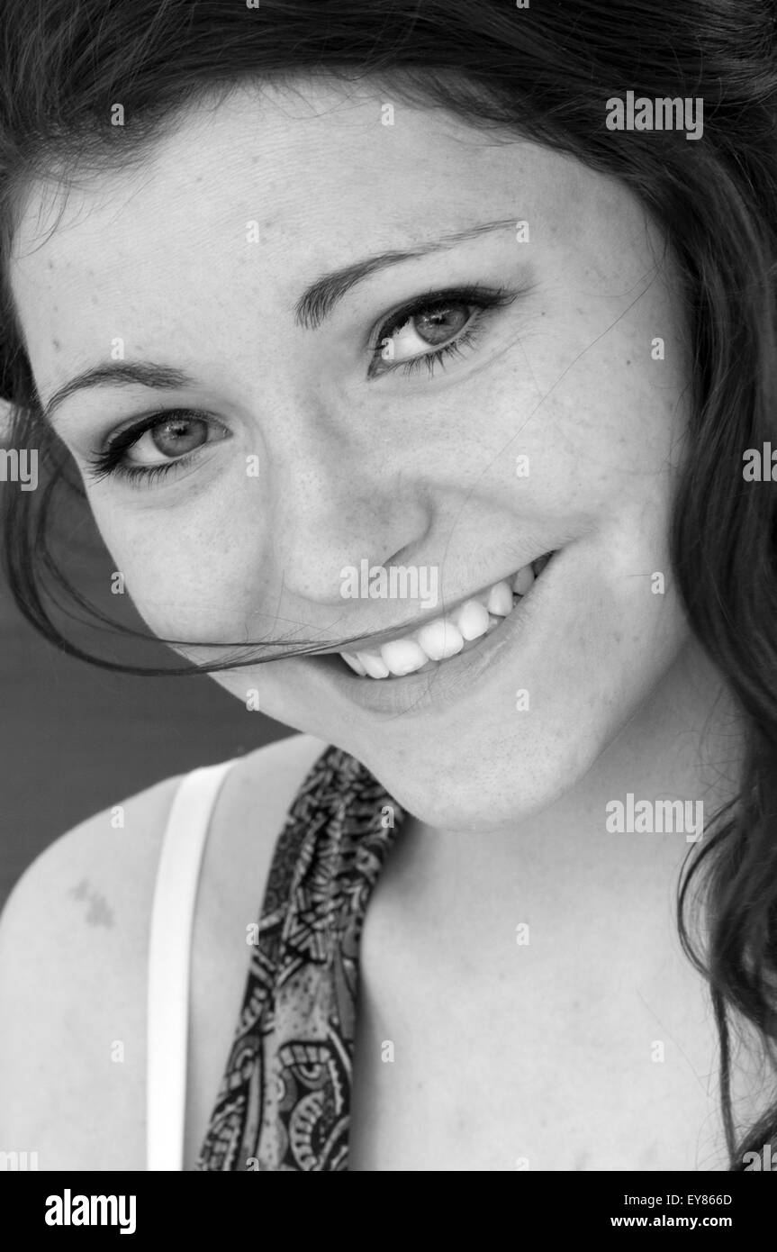 Bianco e nero ritratto della bella ragazza sorridente Foto Stock