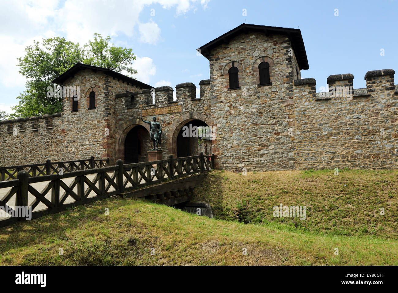 Cancello principale del ricostruito Roman Fort a Saalburg vicino a Bad Homburg, Germania. Foto Stock