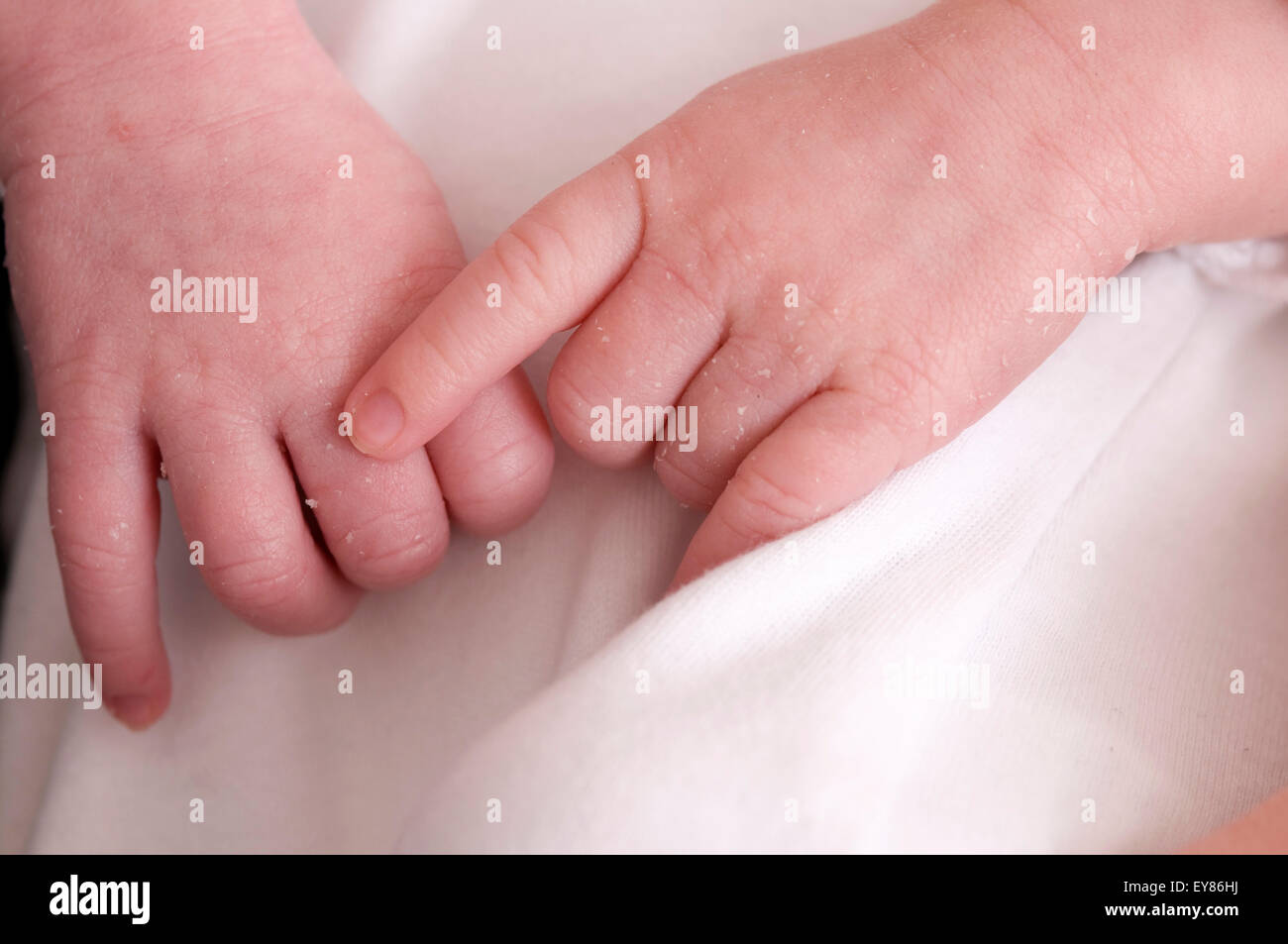 Close up del neonato le mani Foto Stock