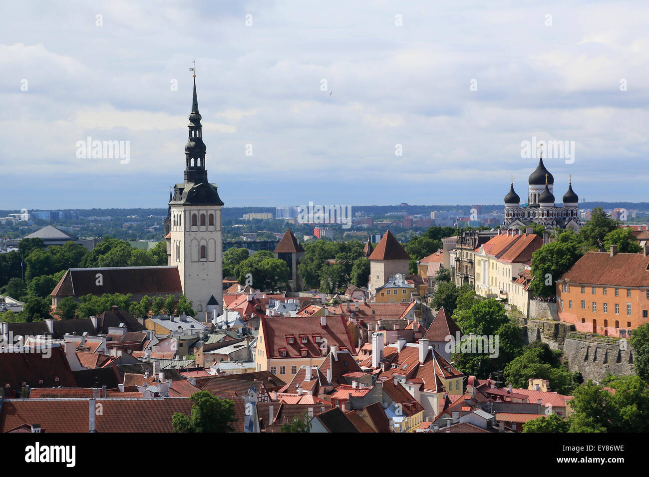 La Chiesa di San Nicola, Niguliste Kirik e la Cattedrale Alexander Nevsky, Aleksander Nevski Katedraal, dalla torre di San dell'Olaf Foto Stock