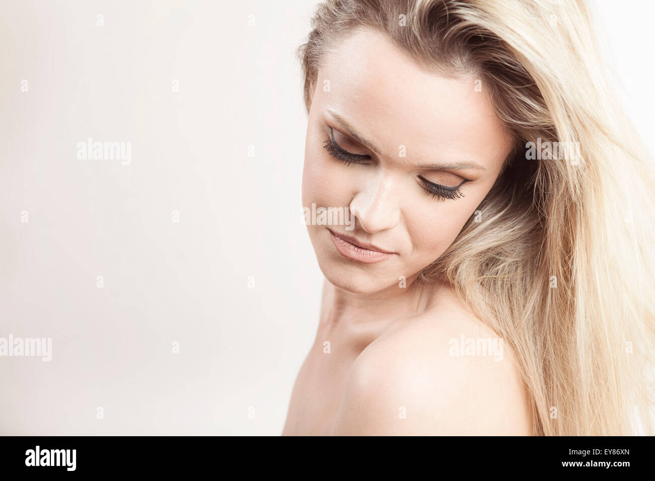 Giovane donna con capelli biondi Foto Stock