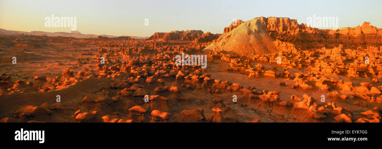 Panoramica Panoramica di sculture di roccia presso il parco statale Goblin Valley in Utah nella luce del tramonto Foto Stock