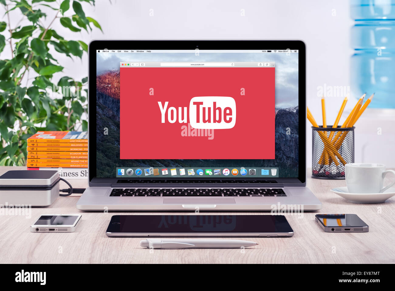Varna, Bulgaria - 31 Maggio 2015: il logo YouTube sulla vista anteriore Apple MacBook Pro schermo. Presentazione di YouTube concetto. Foto Stock