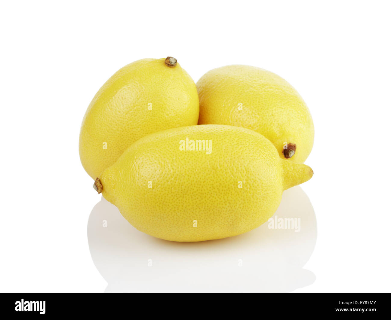 Tre maturi freschi Limoni isolato su bianco Foto Stock