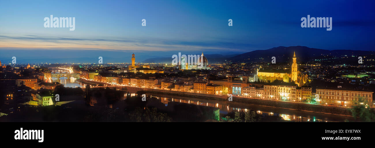 Panoramica sulla città di Firenze al tramonto con il vecchio palazzo a sinistra del centro del Duomo e la chiesa di Santa Croce a destra tutti sopra il fiume Arno Foto Stock