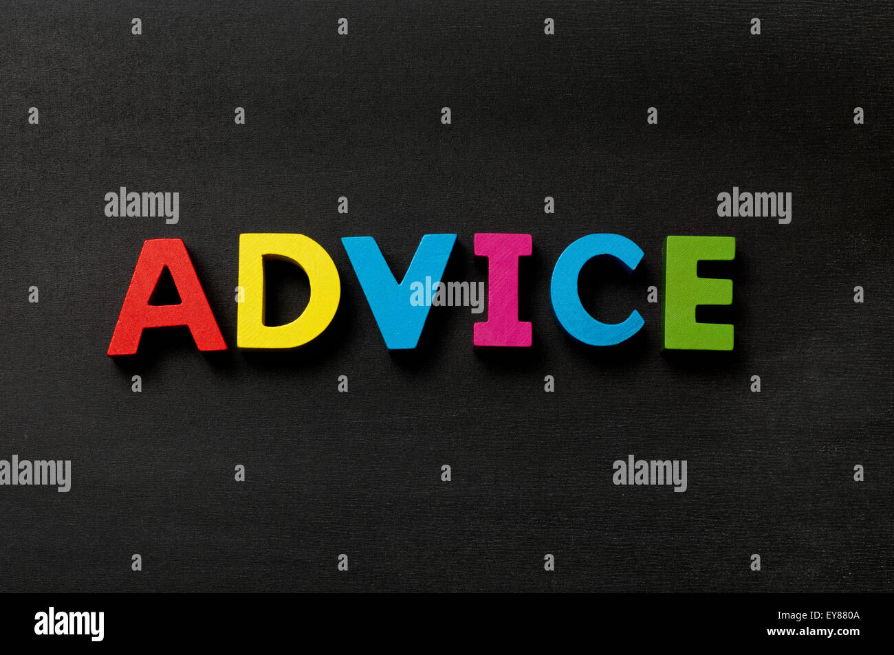Consulenza in lettere di legno su una lavagna Foto Stock
