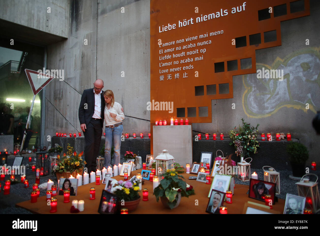 Duisburg, Germania. 23 Luglio, 2015. Il sito del disastro Loveparade del 2010 è decorato con candele e fotografie delle vittime della tragedia di Duisburg, Germania, 23 luglio 2015. Le vittime e i parenti commemorare con la tragedia di una 'Notte di mille luci'. Ventuno persone sono morte e centinaia sono rimaste ferite in un parapiglia il 24 luglio 2010. Foto: Oliver Berg/dpa/Alamy Live News Foto Stock