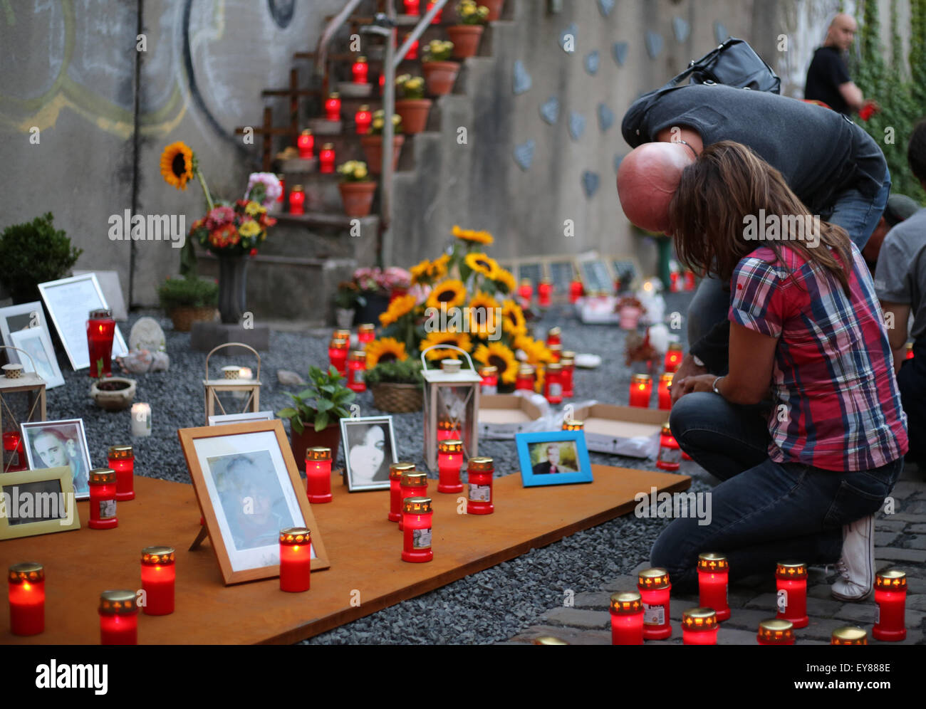 Duisburg, Germania. 23 Luglio, 2015. Il sito del disastro Loveparade del 2010 è decorato con candele e fotografie delle vittime della tragedia di Duisburg, Germania, 23 luglio 2015. Le vittime e i parenti commemorare con la tragedia di una 'Notte di mille luci'. Ventuno persone sono morte e centinaia sono rimaste ferite in un parapiglia il 24 luglio 2010. Foto: Oliver Berg/dpa/Alamy Live News Foto Stock