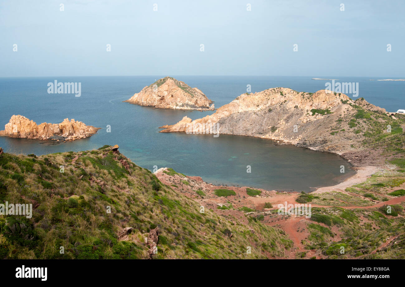 Guardando verso il basso sulla piccola spiaggia di ciottoli a Cala Barril sull isola di Minorca spagna Foto Stock
