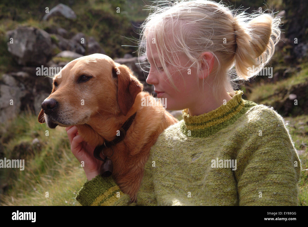 Ragazza giovane seduti all'aperto con il suo labrador cane Foto Stock