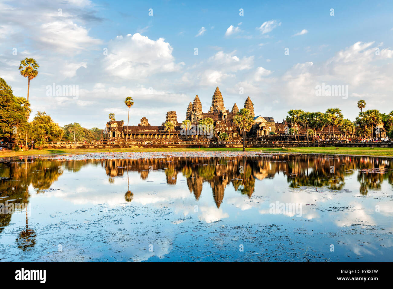 Punto di riferimento della Cambogia Angkor Wat con la riflessione in acqua sul tramonto. Siem Reap, Cambogia Foto Stock