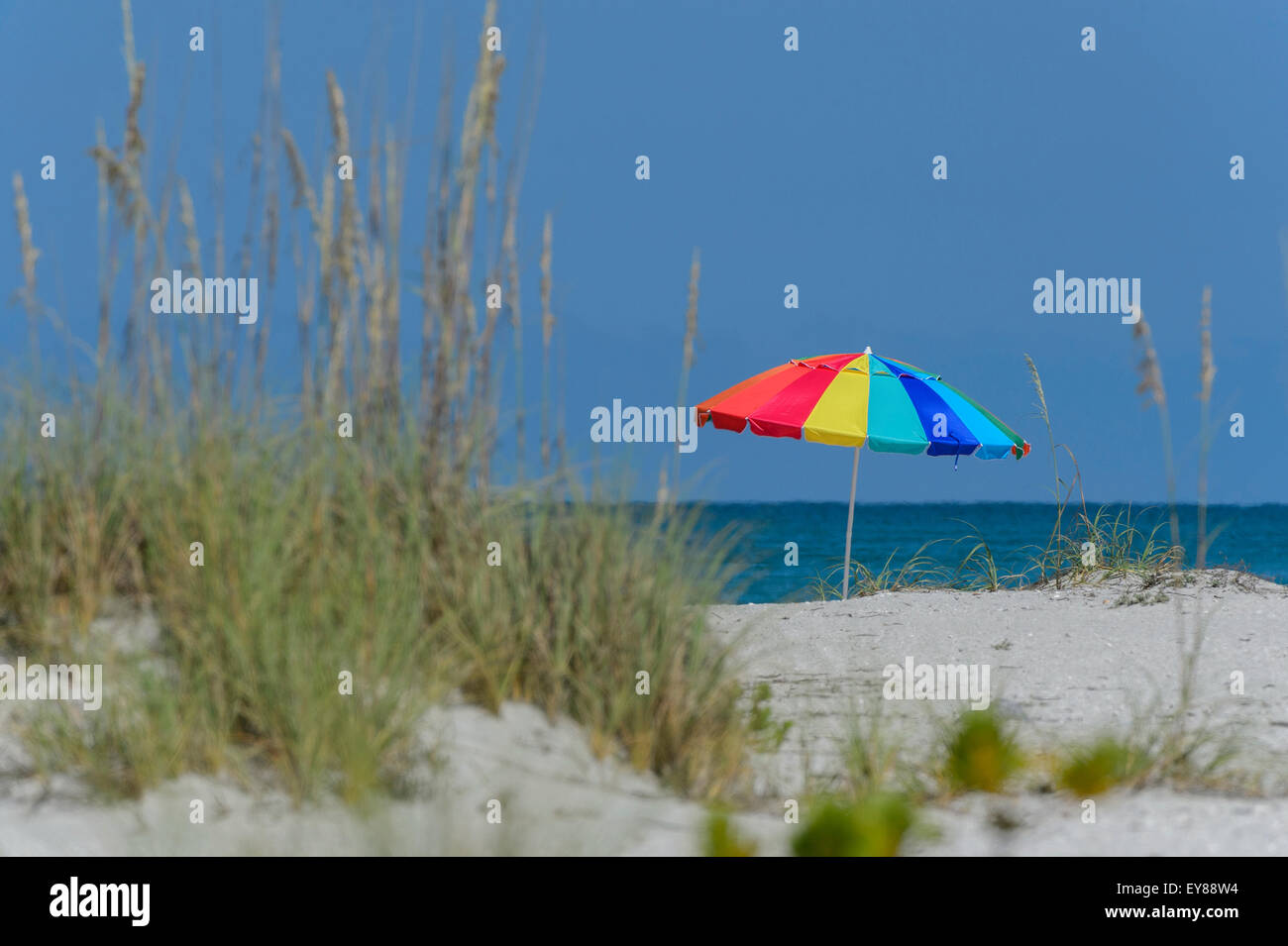 Un multi-colore ombrellone da spiaggia in Boca Grande, Gasparilla Island, South West Florida, Stati Uniti d'America. Foto Stock
