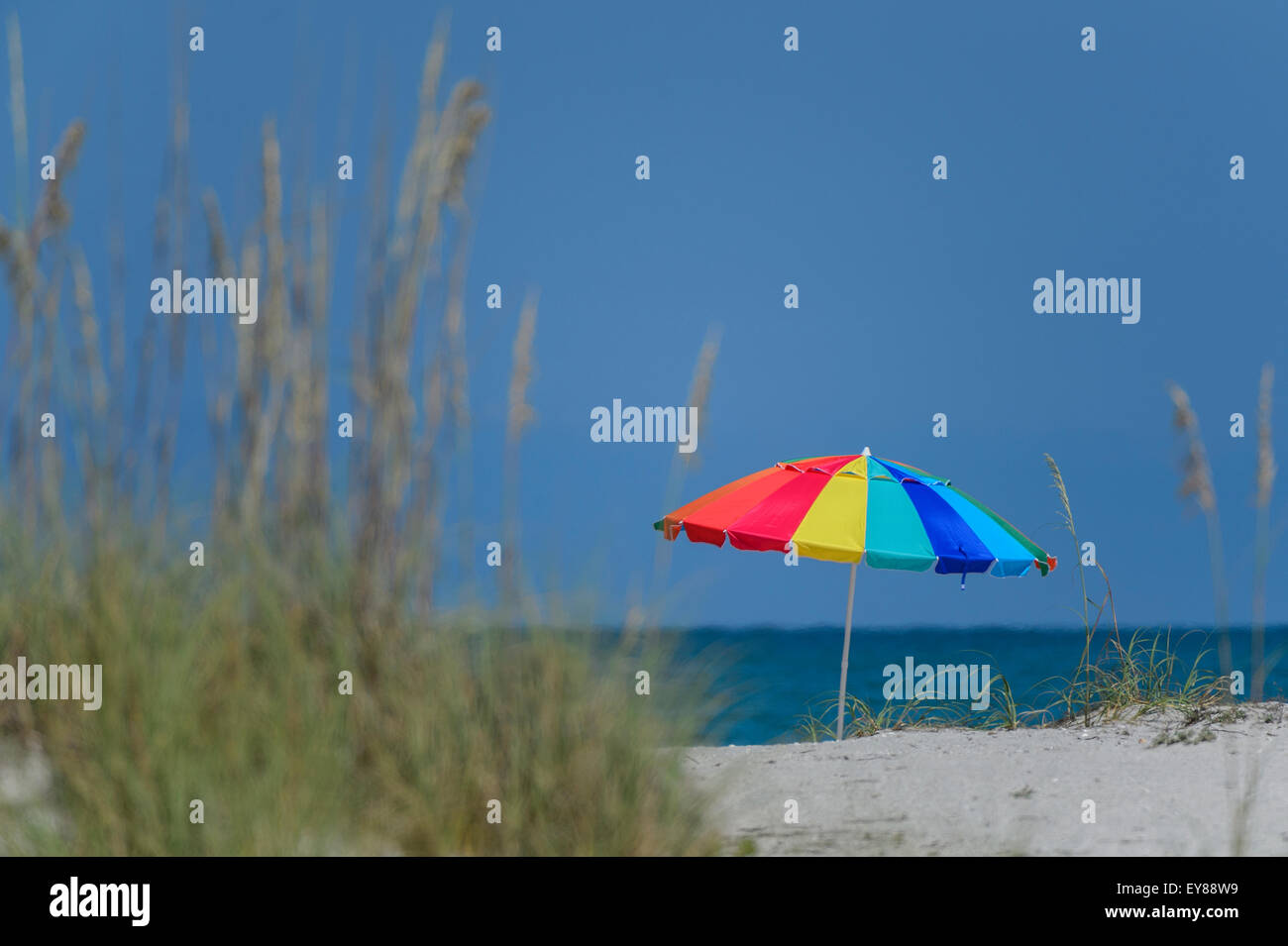 Un multi-colore ombrellone da spiaggia in Boca Grande, Gasparilla Island, South West Florida, Stati Uniti d'America. Foto Stock