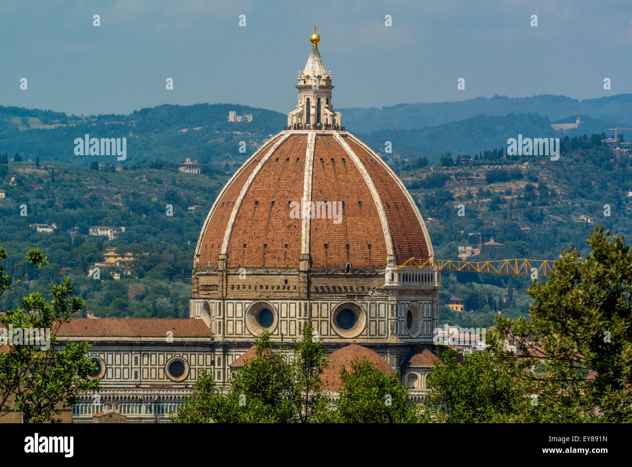 Duomo di Firenze con i turisti sulla piattaforma di osservazione lanterna. Firenze, Italia. Foto Stock