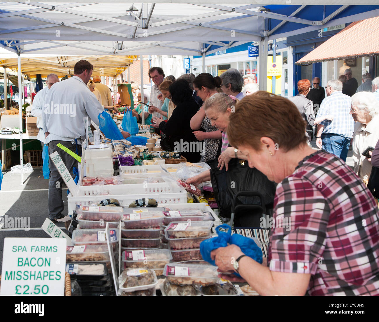 Persone navigando le bancarelle del mercato, Devizes, Wiltshire, Inghilterra, Regno Unito Foto Stock