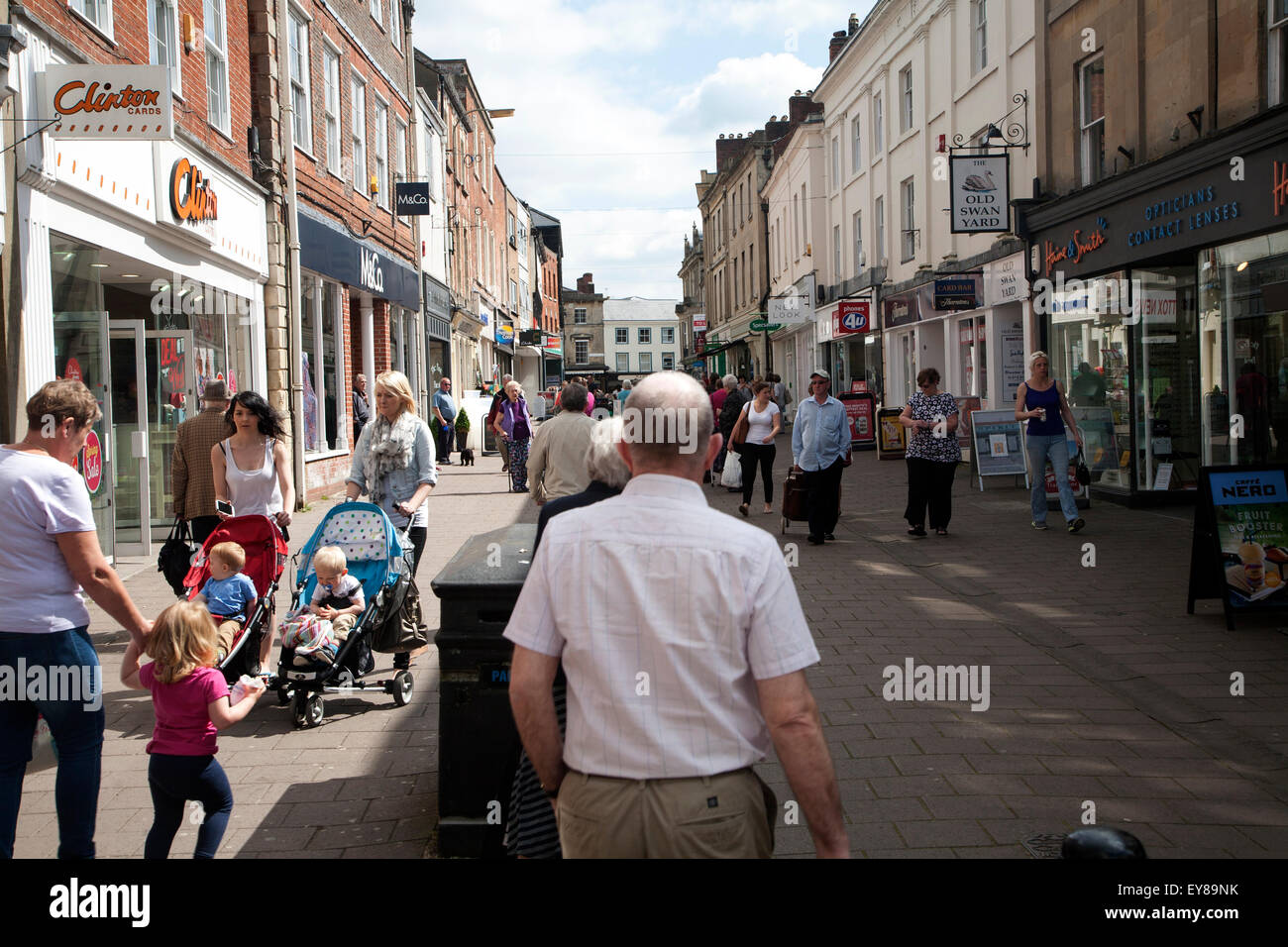 Persone in strada pedonale dello shopping, il Brittox, Devizes, Wiltshire, Inghilterra, Regno Unito Foto Stock