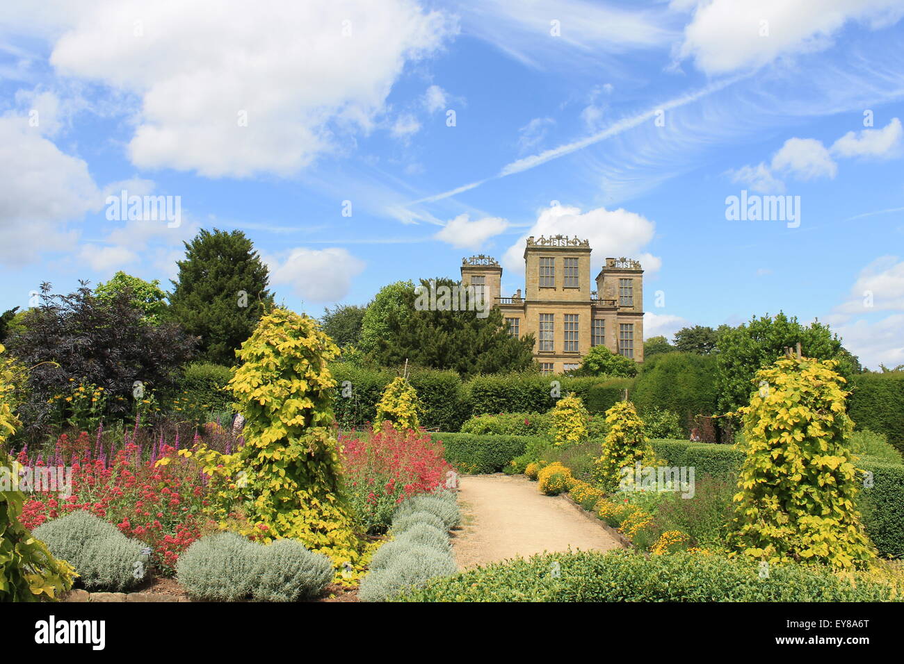 Hardwick Hall, sud elevazione, Derbyshire, Inghilterra, Regno Unito: residenza signorile elisabettiana e giardino Foto Stock