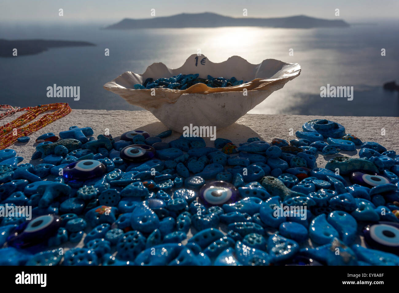 Pietre blu decorative, conchiglia, souvenir economici solo per 1 euro, Santorini vista tramonto Grecia Foto Stock