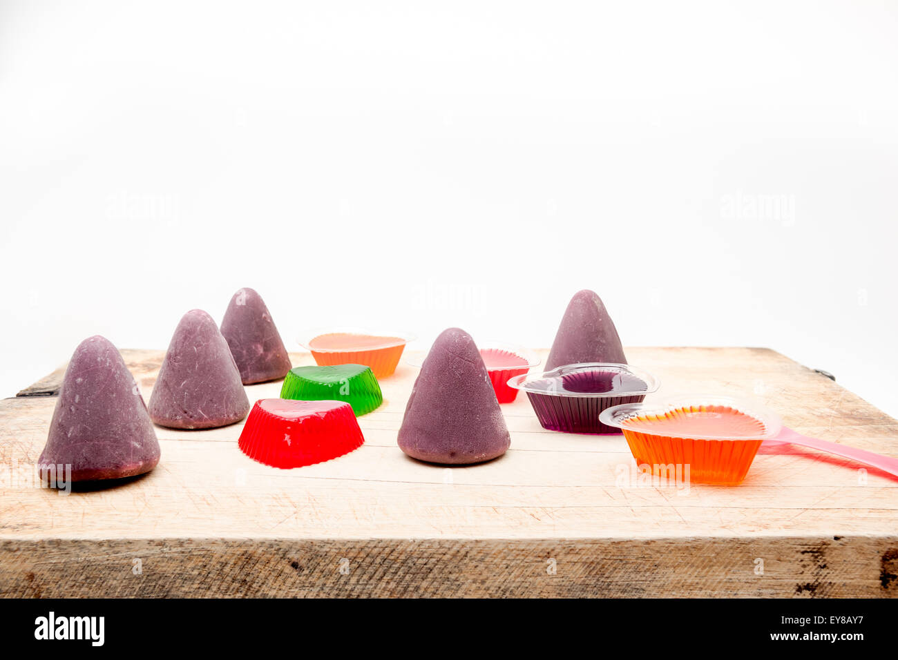 Su di un tagliere esiste in jelly forma di cuore e cuberdons Foto Stock