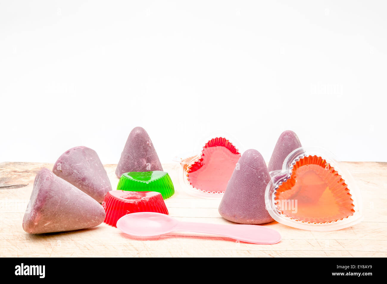 Su di un tagliere esiste in jelly forma di cuore e cuberdons Foto Stock