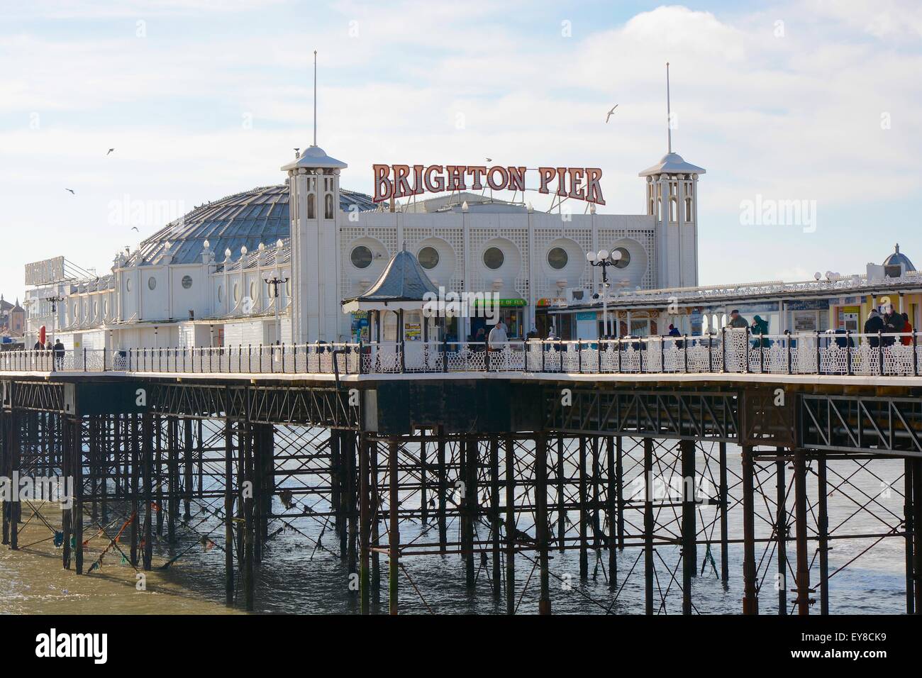 Il Brighton Pier sul lungomare in East Sussex, Inghilterra. Con le persone, in inverno Foto Stock