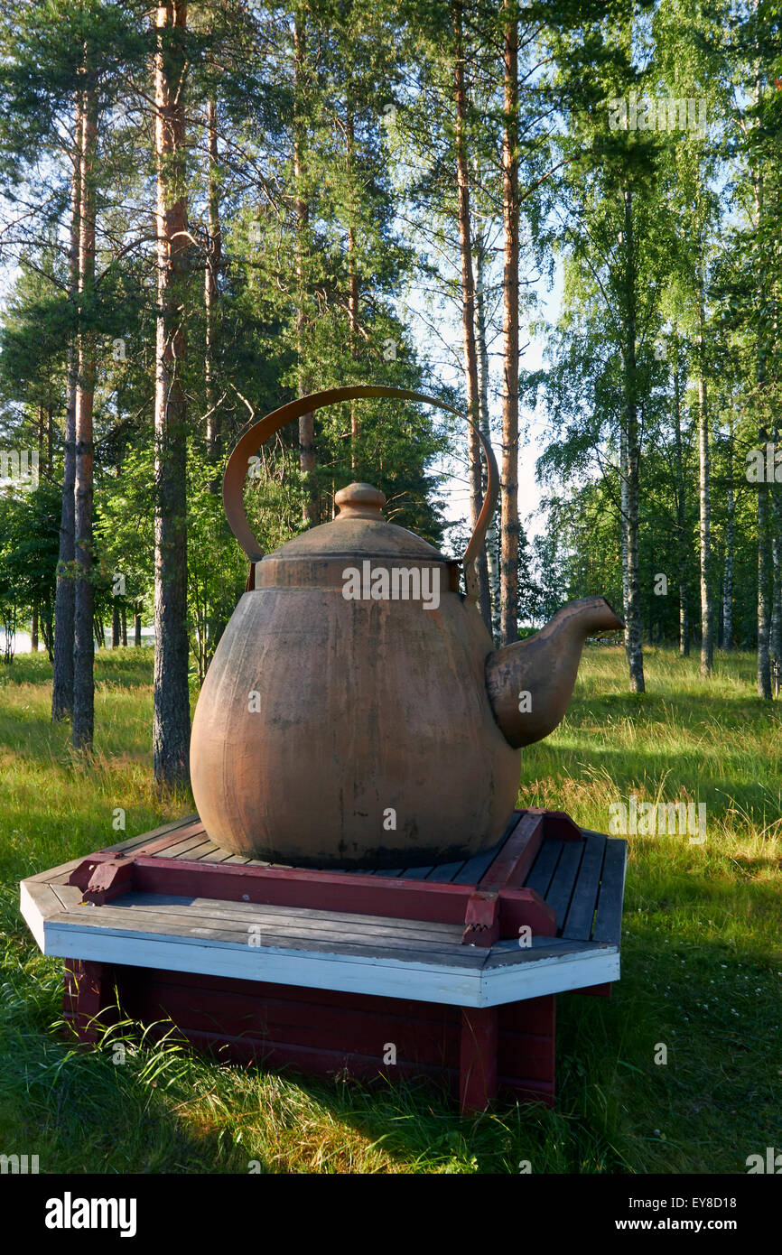 Grande POT del caffè come pubblicità in banchina, Kangasniemi Finlandia Foto Stock